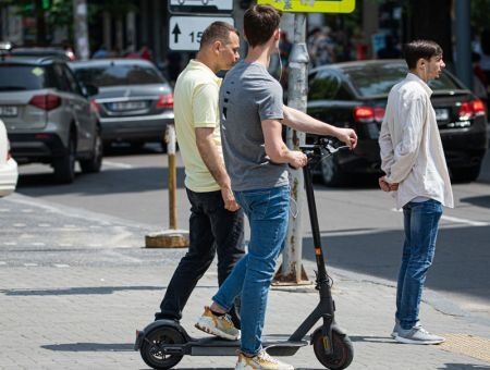 Электросамокаты становятся проблемой Электросамокаты становятся проблемой