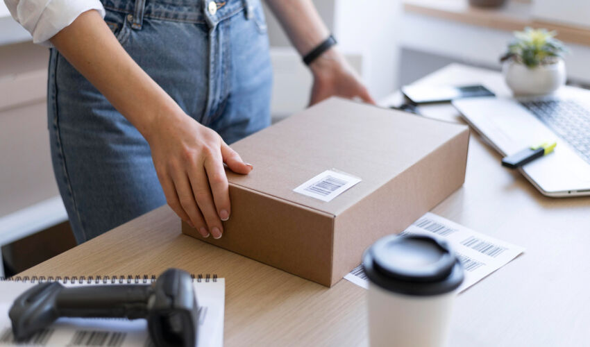Власти введут 20% НДС на посылки с осени. Как это отразится на их стоимости? посылка