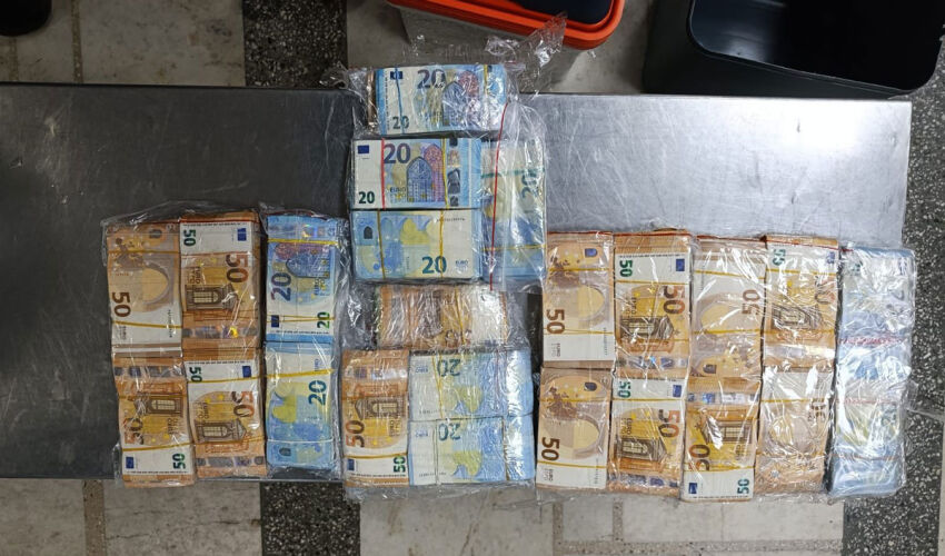 Таможенники нашли 160 000 евро, спрятанных в модифицированном рефрижераторном контейнере конфискованные деньги
