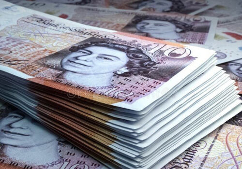 Lira sterlină scade pe fondul creșterii prețului petrolului