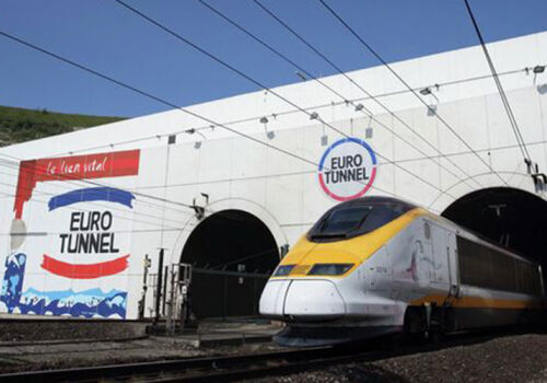 В тоннеле под Ла-Маншем застрял поезд с автомобилями В тоннеле под Ла-Маншем застрял поезд с автомобилями