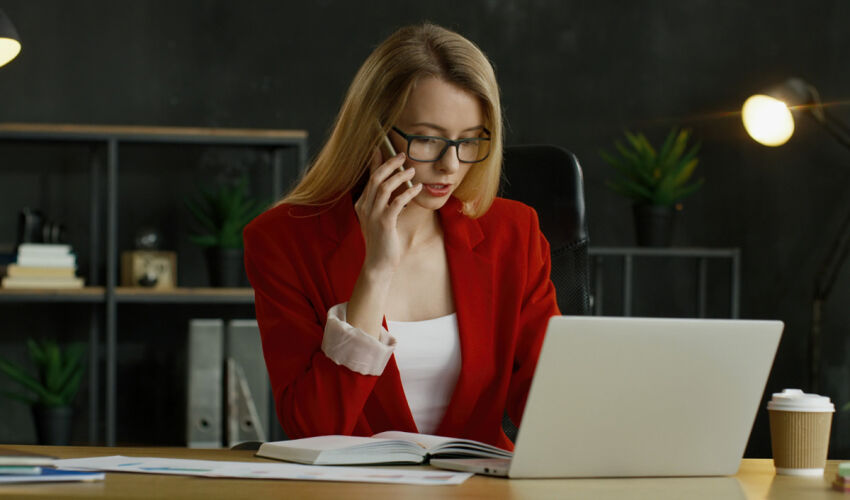 женщина работает в офисе