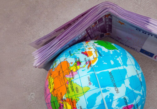 Euro-ul global abia se apropie