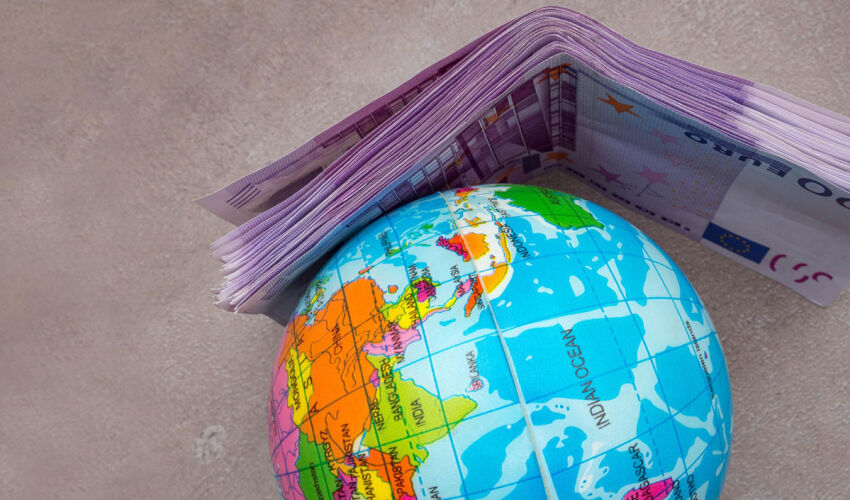 Euro-ul global abia se apropie Global Euro