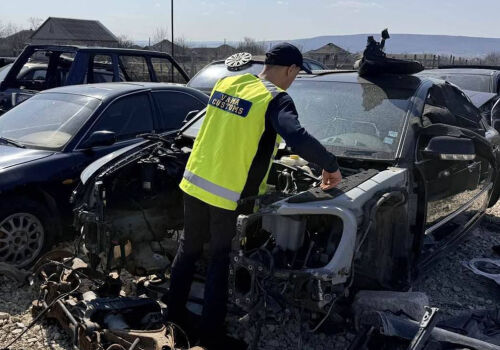 Vama a descoperit două puncte ilegale de dezmembrare a autovehiculelor Vama a descoperit două puncte ilegale de dezmembrare a autovehiculelor