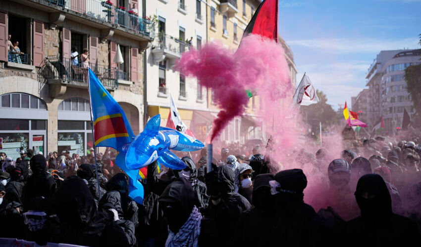 До 20 000 человек приняли участие в акции NoG7 в Женеве протесты в Женеве