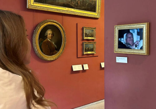 Scandal la Louvre: fotografia prințului Andrew arestat, atârnată lângă „Mona Lisa Scandal la Louvre: fotografia prințului Andrew arestat, atârnată lângă „Mona Lisa