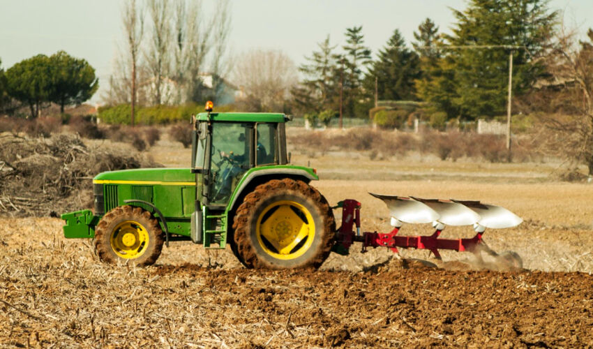 tractor în câmp