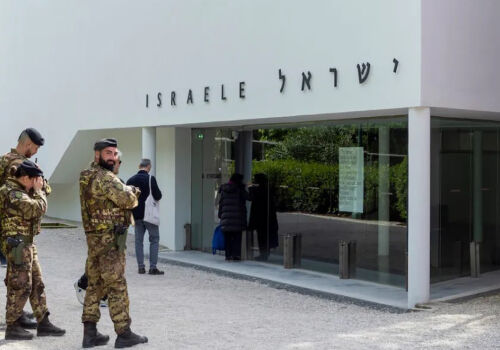 Politică vs. artă: conflictul foarte mediatizat privind Bienala de la Veneția ia amploare