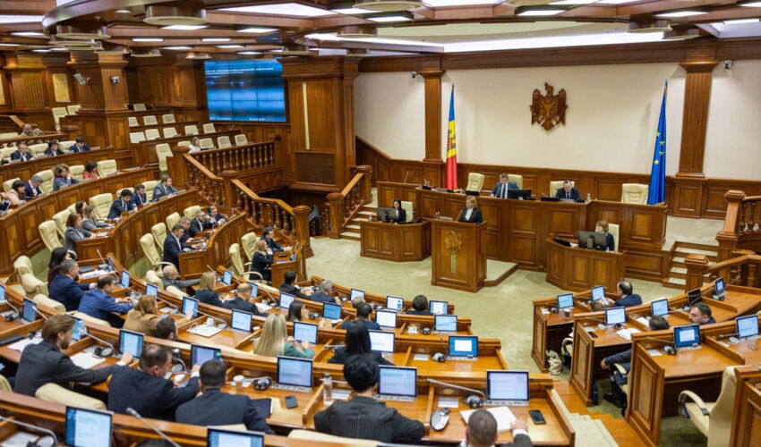 парламент уходит на каникулы