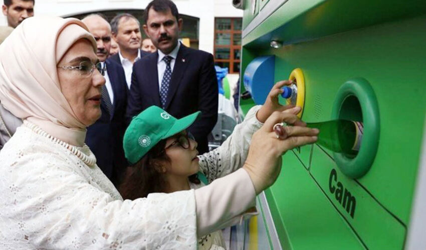 Турция вернула в экономику 365 млрд лир за счет проекта «Нулевые отходы» Супруга президента Турции Эмине Эрдоган
