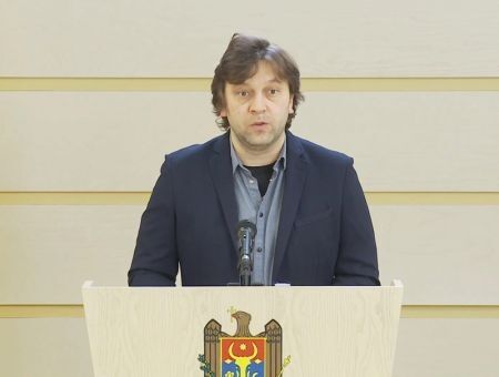 Настаивает на запрете Настаивает на запрете