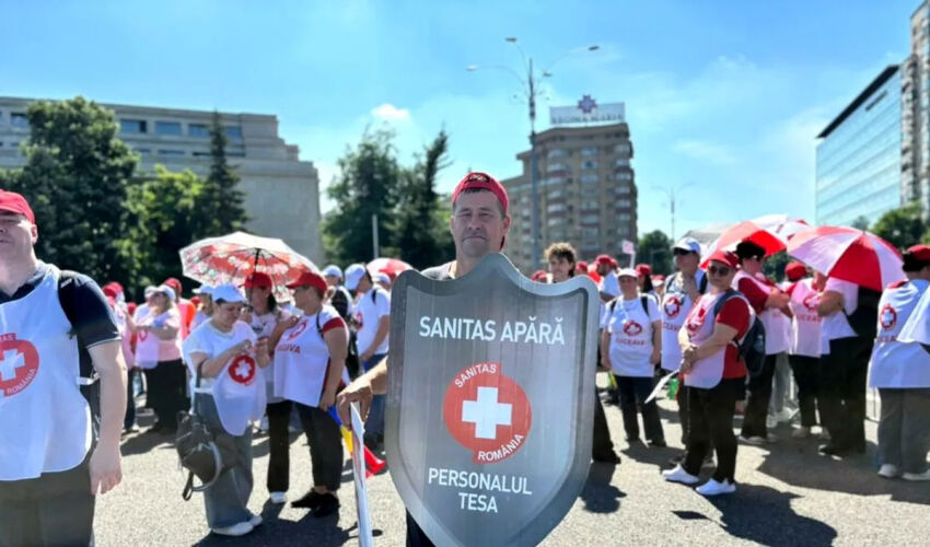 Healthcare workers in Romania went on strike. So far, it’s a warning strike. Healthcare workers are on strike in Romania