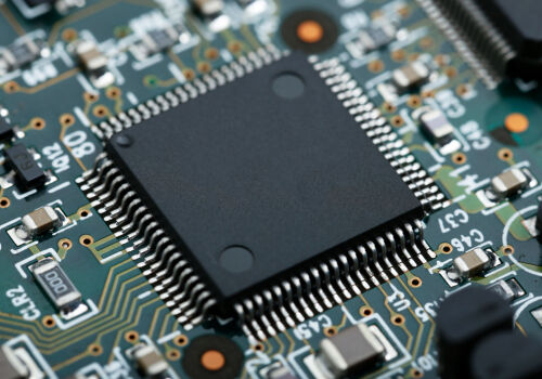 Musk șochează din nou piața: Tesla intră în industria cipurilor cu investiții de până la 45 de miliarde de dolari