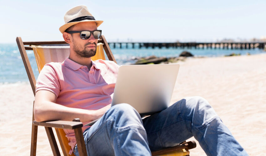 человек с ноутбуком