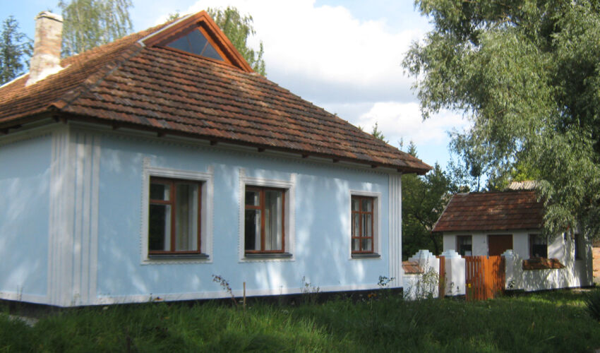 More than half of Ukrainians would like to move to the countryside village house