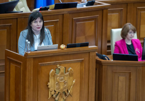 Lucrătorii migranți trec prin „filtre” de integritate