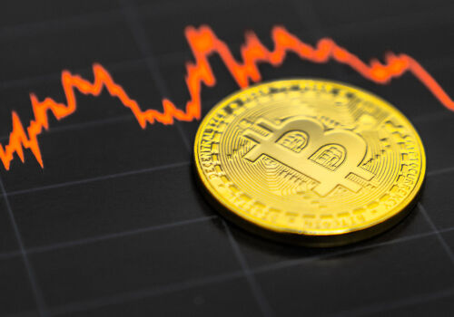 Биткоин упал до $65 400 на фоне общего падения рынка акций