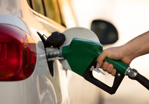 Prețurile carburanților continuă să crească