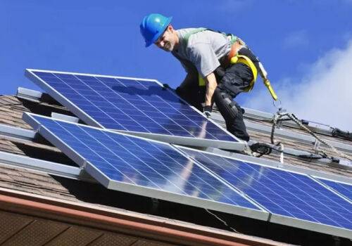 Instalatorii de panouri solare trebuie să își dovedească calificările profesionale Instalatorii de panouri solare trebuie să își dovedească calificările profesionale