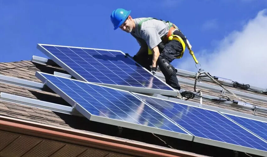 Instalatorii de panouri solare trebuie să își dovedească calificările profesionale