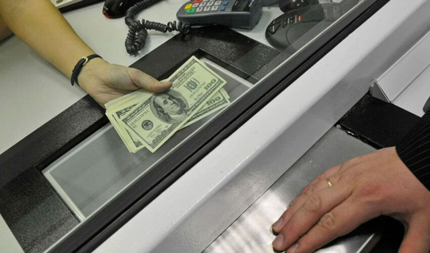 Валютный рынок испытывает дефицит Валютный рынок испытывает дефицит
