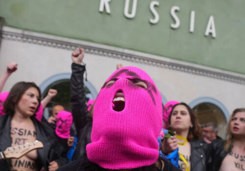 “Blood is the art of Russia”: Pussy Riot staged a loud protest at the Venice Biennale