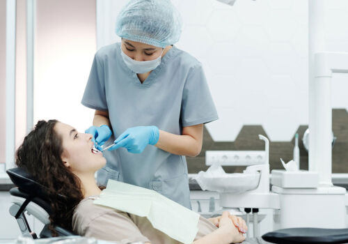 O vizită la dentist este de aproape două ori mai scumpă decât o vizită la alți specialiști O vizită la dentist este de aproape două ori mai scumpă decât o vizită la alți specialiști