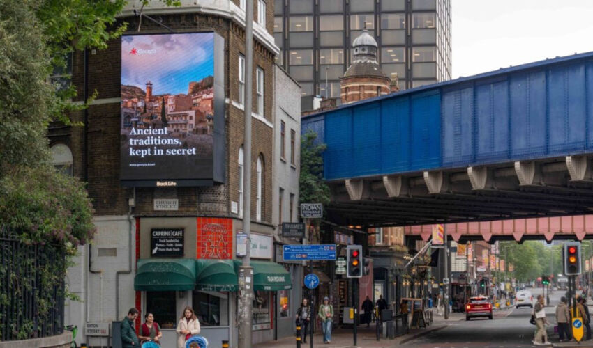 panourile publicitare atrag turiștii în Georgia