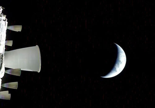 Images of the Moon are sent to Earth at speeds of up to 260 Mbps