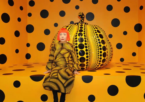 Yayoi Kusama: artista care a transformat halucinațiile în artă