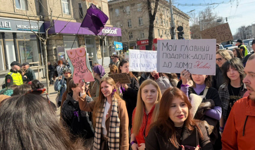 марш феминисток в Кишиневе