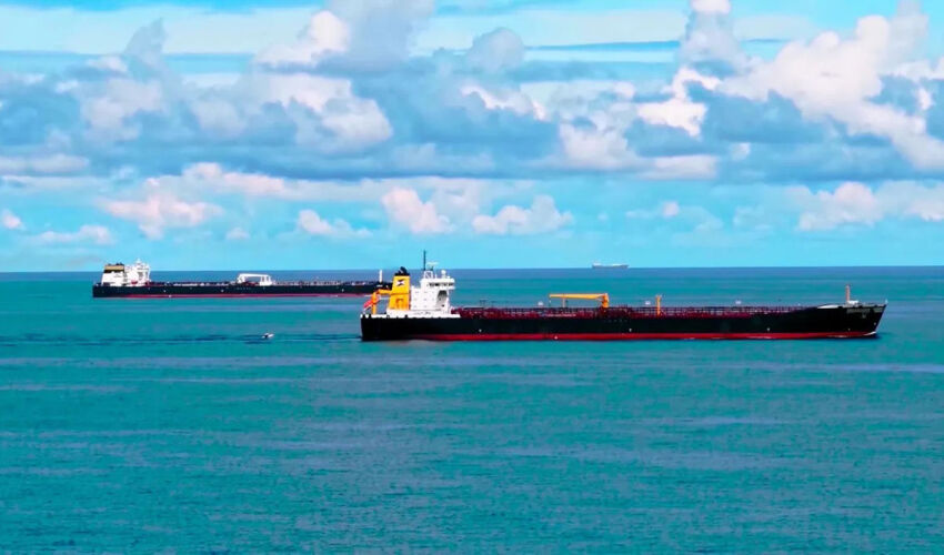 танкеры в море