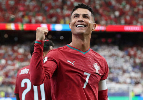 Cristiano Ronaldo a răspuns cu o dublă la performanțele lui Messi și a stabilit un record la Campionatele Mondiale Cristiano Ronaldo a răspuns cu o dublă la performanțele lui Messi și a stabilit un record la Campionatele Mondiale