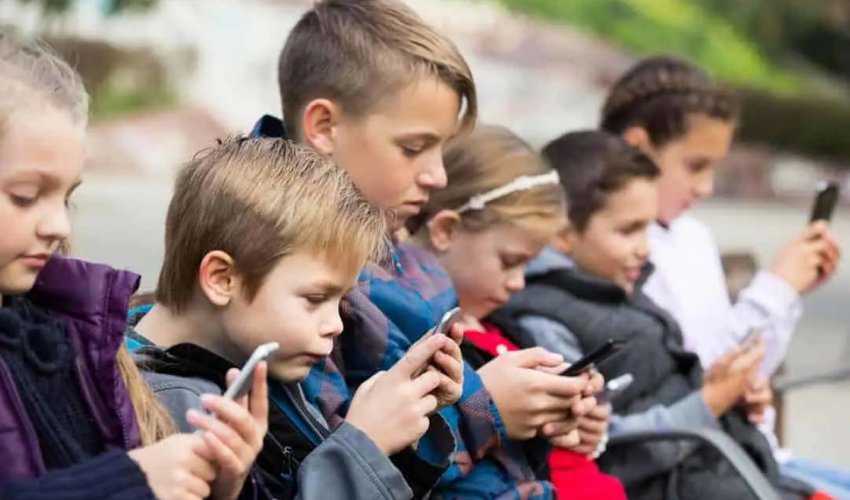 kids on their phones