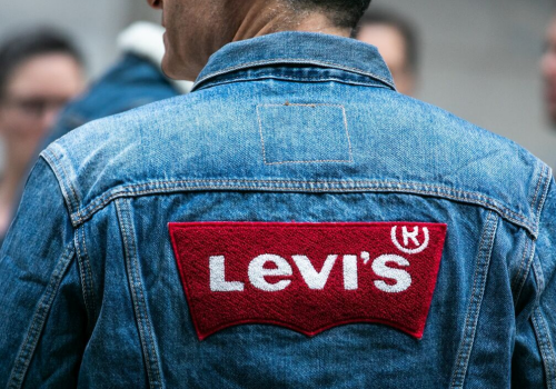 Levi’s și-a revizuit în sens pozitiv previziunile, dar acțiunile au înregistrat o scădere: ce nu le-a plăcut investitorilor Levi’s și-a revizuit în sens pozitiv previziunile, dar acțiunile au înregistrat o scădere: ce nu le-a plăcut investitorilor