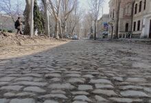 The tracks have put the government and the capital authorities on different sides of the road The tracks have put the government and the capital authorities on different sides of the road