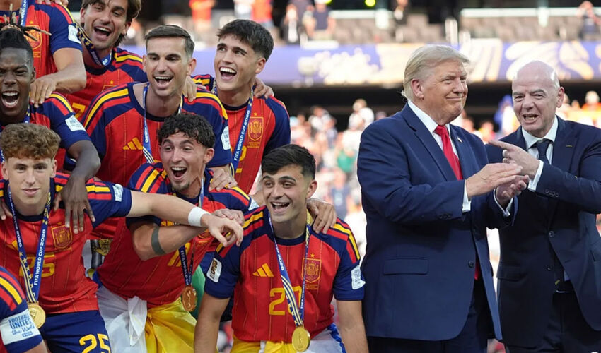 Trump presented the World Cup trophy to the Spanish team Donald Trump and the World Champions