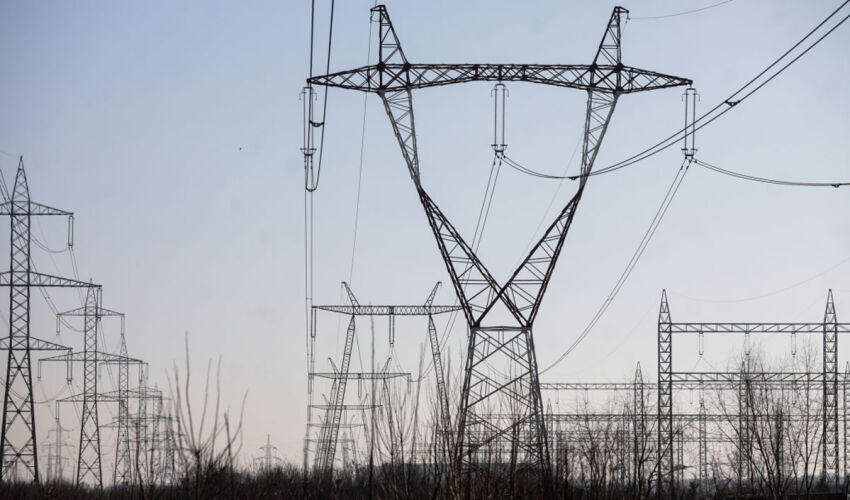Energy Dispute in Romania: Exchange Accuses ANRE of Misconduct power line