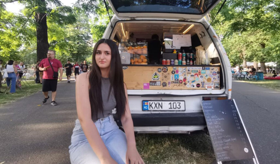 Un student din Moldova a deschis o cafenea pe roți în România
