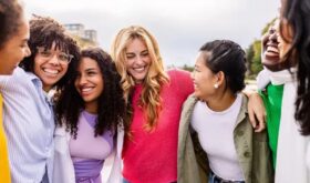 photo-young-group-diverse-happy-girls