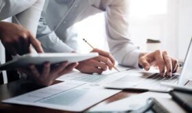 1576_03_investitor care lucrează la un nou proiect de pornire