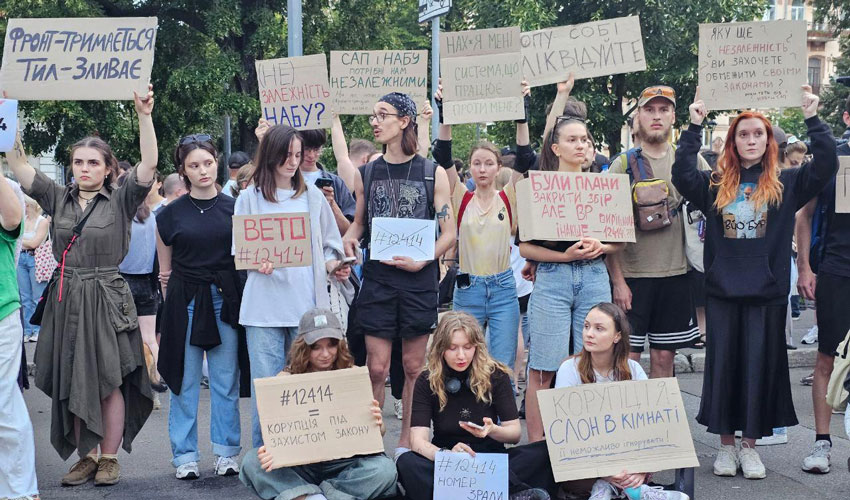 В Украине – протесты против коррупции, в Европе – недоумение