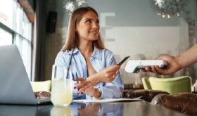 1578_04_side-view-woman-is-paying-service-restaurant