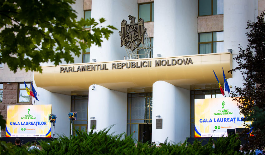 Уходящий парламент оставил в процедуре рассмотрения 180 законопроектов