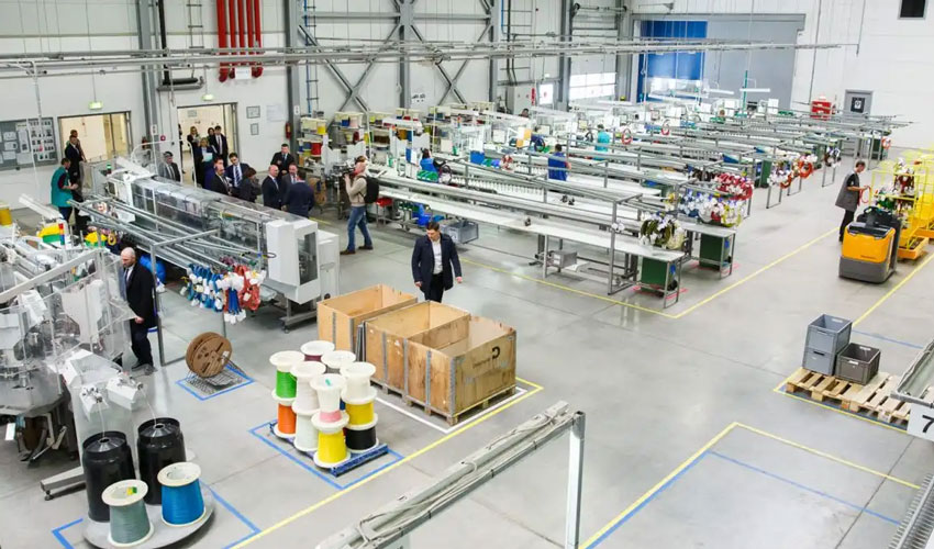 Producția industrială se redresează lent