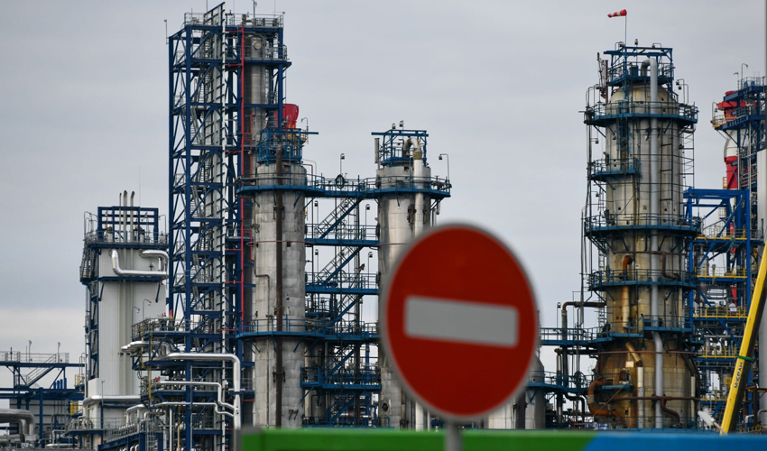 European Parliament backs ban on Russian gas and oil from 2026