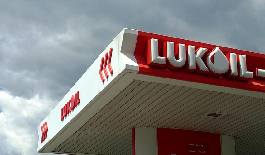 Un fost consilier al lui Trump va ajuta Lukoil să vândă active