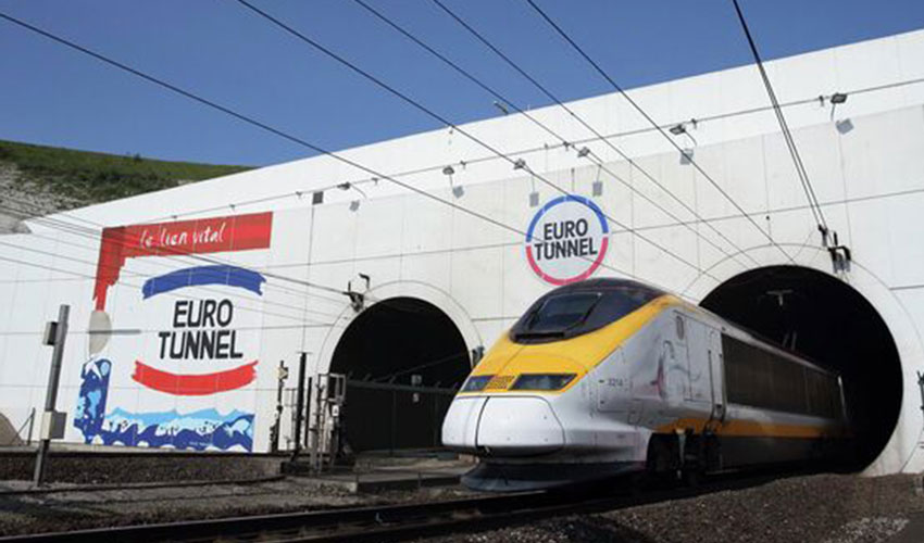 В тоннеле под Ла-Маншем застрял поезд с автомобилями