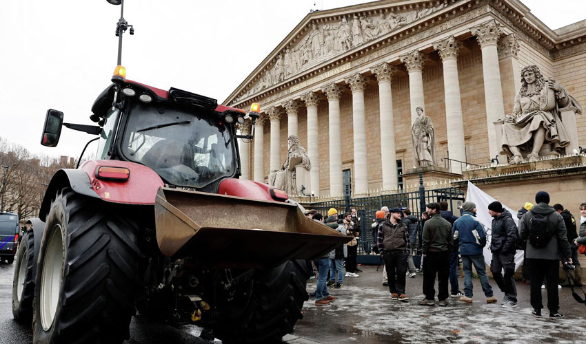 Agricultorii francezi protestează la Paris